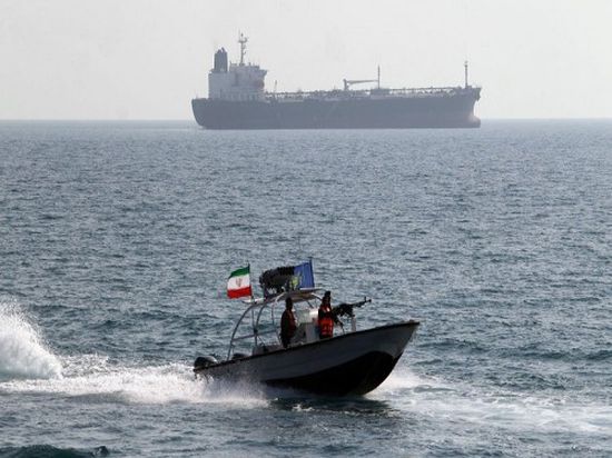 الحرس الثوري الإيراني يحذر السفن الأمريكية من العبور أمام زوارقه