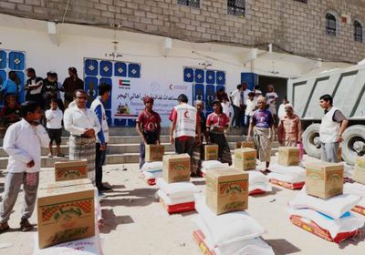 الهلال الإماراتي يوزع 500 سلة غذائية على أهالي منطقة الهجر بشبوة (صور)