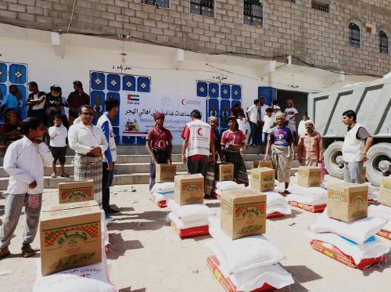 الهلال الإماراتي يوزع 500 سلة غذائية على أهالي منطقة الهجر بشبوة (صور)