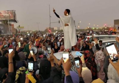 " أيقونة السودان ".. ناشطة سودانية تنال لقب " تمثال الحرية " 