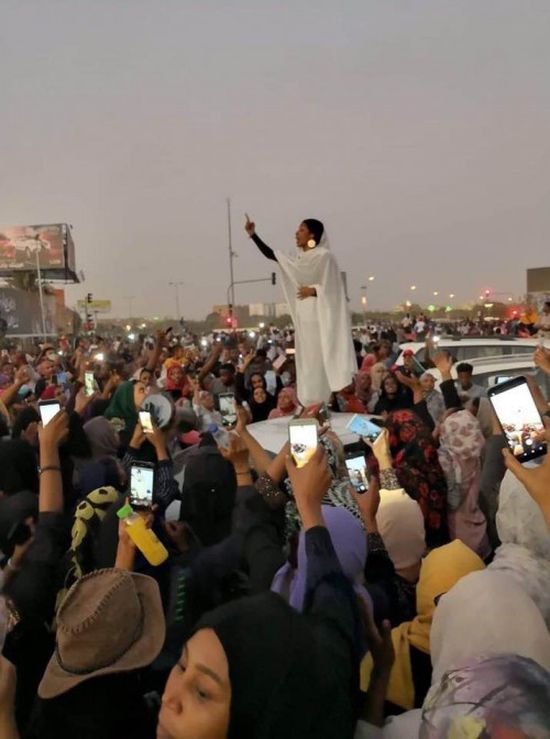 " أيقونة السودان ".. ناشطة سودانية تنال لقب " تمثال الحرية " 