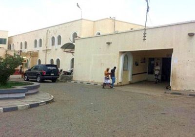 مختل عقليا يصيب رجلاً في لحج ويدخله في غيبوبة