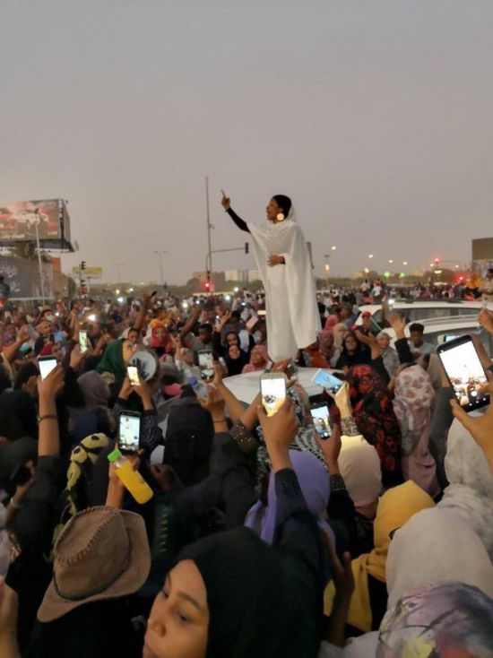 صحفية سعودية تُغرد عن أيقونة الثورة السودانية