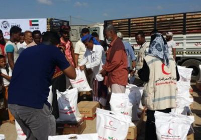 الهلال الأحمر الإماراتي يوزع مساعدات غذائية لأسر الشهداء في لحج