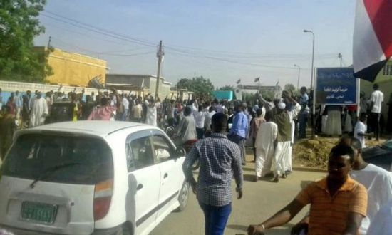 شاهد.. جنود سودانيون يحتضنون المتظاهرين المتوافدين على محيط مقر قيادة الجيش