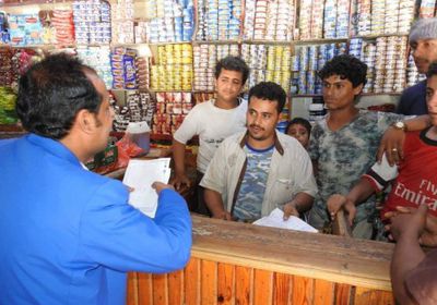 محافظ المهرة يمنع شراء مواد الإغاثة الغذائية ويهدد المخالفين (صور)