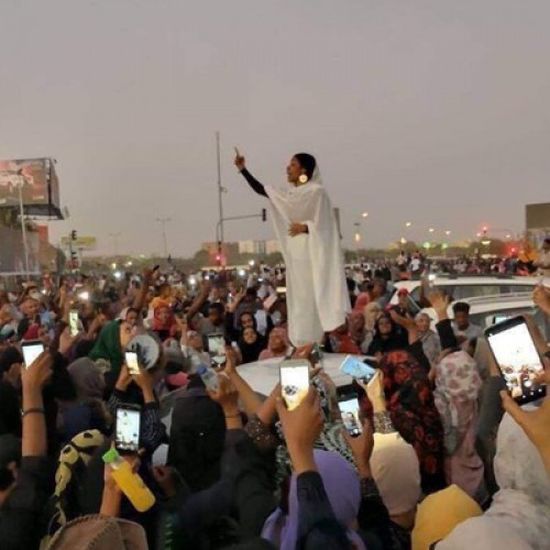 تمثال الحرية.. الناشطة آلاء صالح تعلق على قرارات الجيش السوداني