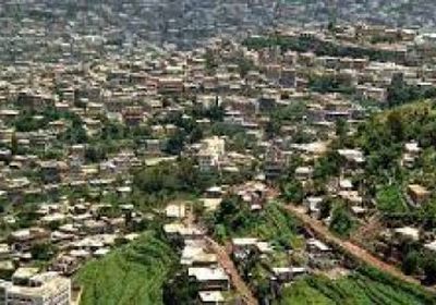 انقلاب قاطرة على منزل بإب.. ومصرع وإصابة جميع افرادها