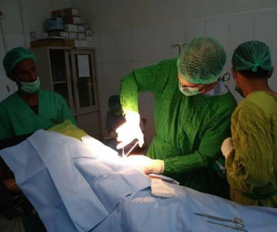 " خليفة الإنسانية " تستقدم طبيب إسباني لمعاينة الحالات الصعبة بسقطرى