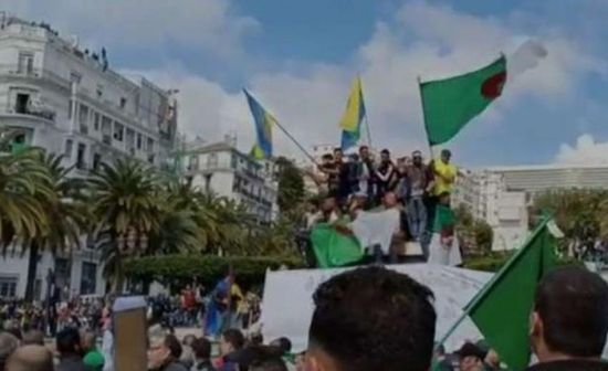 توافد المتظاهرون على ساحة البريد المركزي بالعاصمة الجزائرية