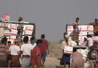 الهلال الإماراتي يوزع 500 سلة غذائية على النازحين في الدريهمي بالحديدة (فيديو)