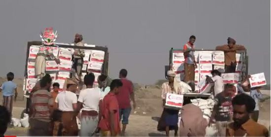 الهلال الإماراتي يوزع 500 سلة غذائية على النازحين في الدريهمي بالحديدة (فيديو)