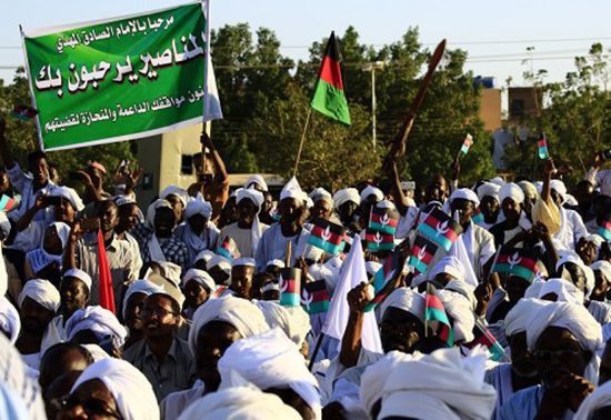 آلاف المتظاهرين يؤدون صلاة الغائب على " شهداء الثورة " السودانية