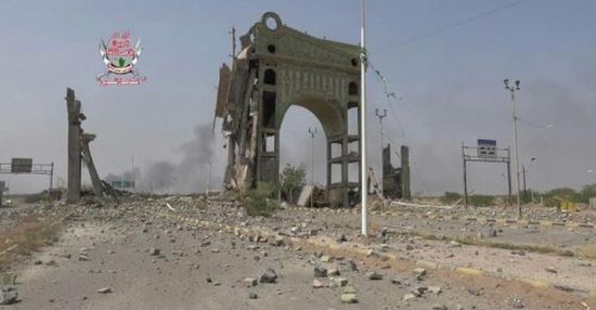 مليشيات الحوثي تستهدف مبنى سيتي ماكس في الحديدة