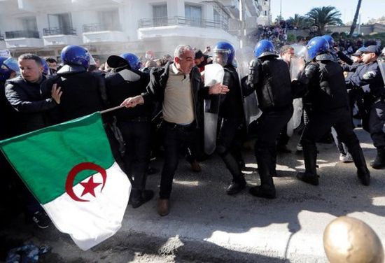 الشرطة الجزائرية تحذر المتظاهرين من تداول معلومات خاطئة 