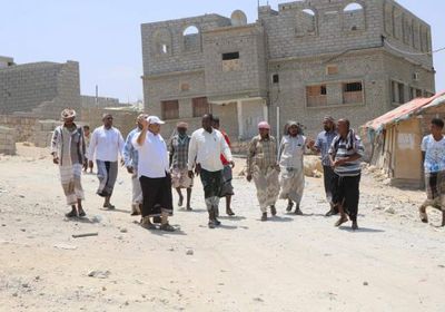 مدير عام مديرية المكلا يتفقد حي ابن سيناء بمنطقة فوه