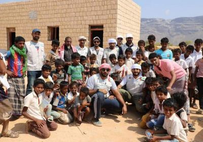 "خليفة الإنسانية" تواصل تسيير القوافل الغذائية لأهالي سقطرى وتصل منطقة قعرة (صور)