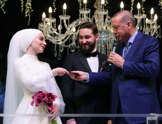 بعد هزيمة إسطنبول النكراء.. أردوغان يحيي 3 حفلات زفاف
