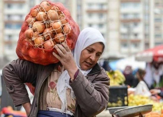 ارتفاع أسعار السلع الغذائية الأساسية في إيران بنحو 103%
