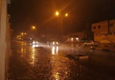 الدفاع المدني ينقذ سائقا حاصرته السيول في الشحر بحضرموت