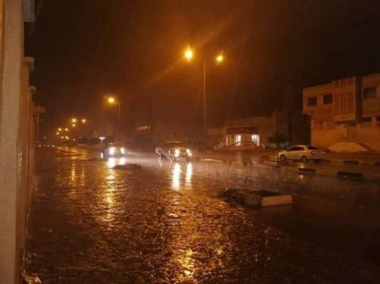 الدفاع المدني ينقذ سائقا حاصرته السيول في الشحر بحضرموت
