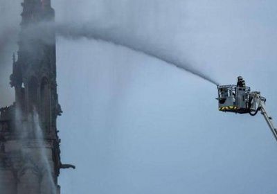 فرنسا.. الدفاع المدني يعلن عدم إمكانية الاستعانة بالطائرات لإطفاء حريق الكاتدرائية