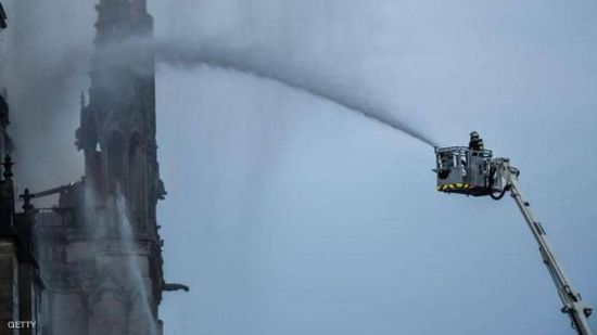 فرنسا.. الدفاع المدني يعلن عدم إمكانية الاستعانة بالطائرات لإطفاء حريق الكاتدرائية