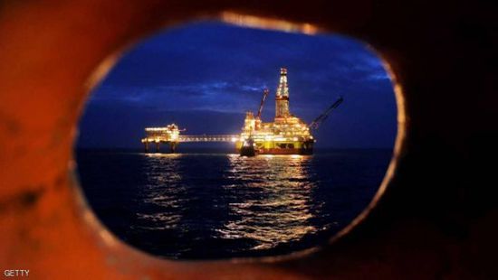 النفط ينخفض 1% بعد حديث روسيا عن زيادة إنتاجها