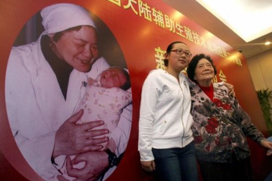 أول مولودة في أنابيب تنجب طفلا في الصين (صور)