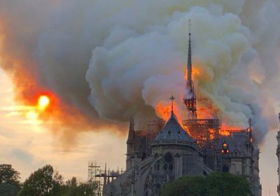 بعد نحو 15 ساعة.. باريس تعلن إخماد حريق " نوتردام " بالكامل