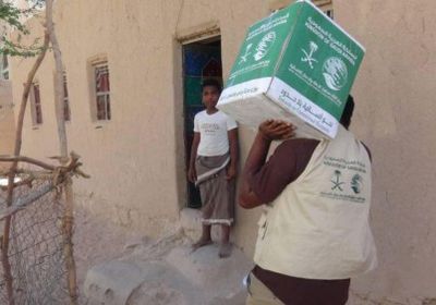 بالصور.. توزيع مساعدات غذائية على أهالي مديرية حبان بمحافظة شبوة