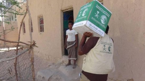 بالصور.. توزيع مساعدات غذائية على أهالي مديرية حبان بمحافظة شبوة