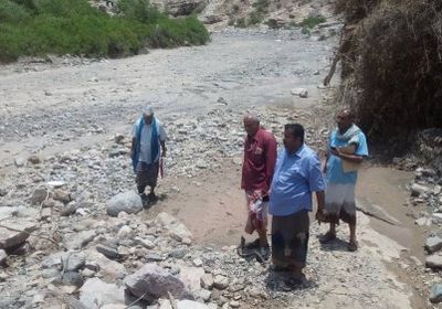 مدير عام ردفان يتفقد أضرار السيول ببعض المناطق