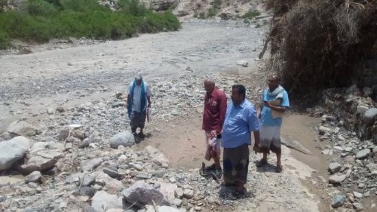مدير عام ردفان يتفقد أضرار السيول ببعض المناطق