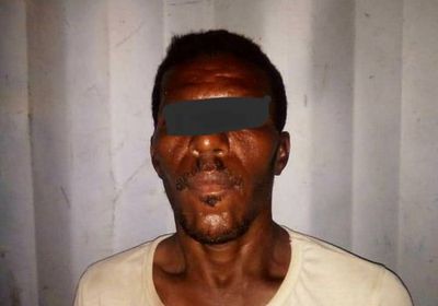 إلقاء القبض على صانع ومروج للخمور بشبوة (صور)