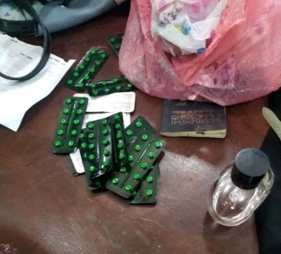 أمن مطار عدن يضبط سيدة أخفت 16 شريطاً مخدراً بملابسها الداخلية