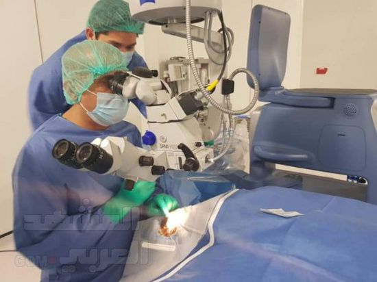 فريق طبي إماراتي يبدأ بمعاينة وإجراء العمليات الجراحية لمرضى العيون بسقطرى (صور)