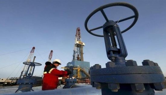روسيا تخفض إنتاج النفط بمعدل 1.2 مليون برميل يوميًا