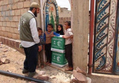 سلمان للإغاثة يوزع 1500 سلة غذائية على النازحين في مديرية قعطبة بالضالع