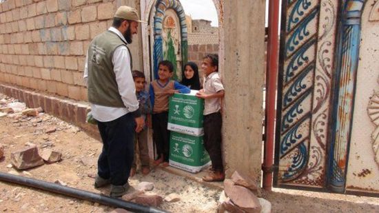 سلمان للإغاثة يوزع 1500 سلة غذائية على النازحين في مديرية قعطبة بالضالع