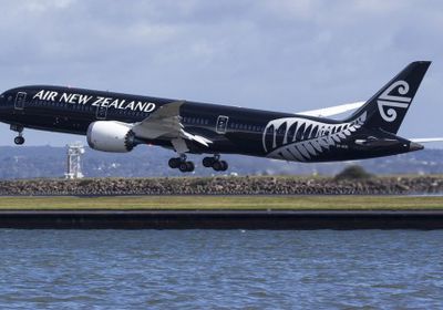 هبوط اضطراري لطائرة نيوزيلندية بعد اصطدامها بشيء غريب بالجو