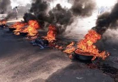 مليشيا الحوثي تنشر مئات الإطارات لحرق شوارع الحديدة