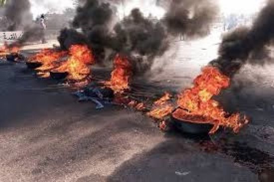مليشيا الحوثي تنشر مئات الإطارات لحرق شوارع الحديدة