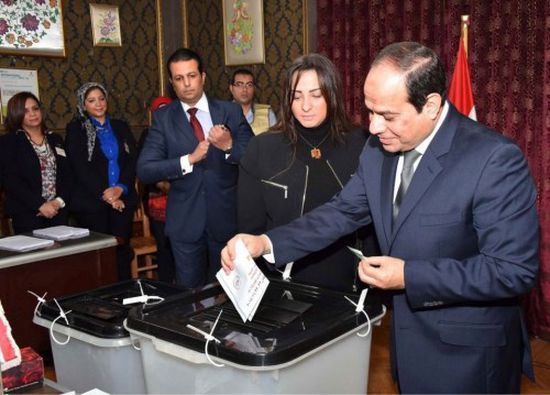 الرئيس المصري يدلي بصوته بالاستفتاء على التعديلات الدستورية