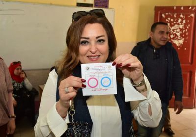 نهال عنبر تشارك في الاستفتاء على التعديلات الدستورية (صور) 