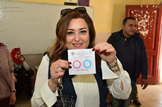 نهال عنبر تشارك في الاستفتاء على التعديلات الدستورية (صور) 