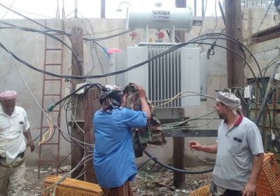 عودة التيار الكهربائي لأحد أحياء الحبيلين بعد تركيب محول جديد