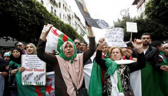 مئات الجزائريين يحتشدون أمام المحكمة في انتظار مثول مسئولين بتهم الفساد
