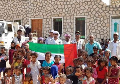 مساعدات "خليفة الإنسانية" تصل شرق سقطرى وإعداد مروحية للوصول للمناطق البعيدة (صور)