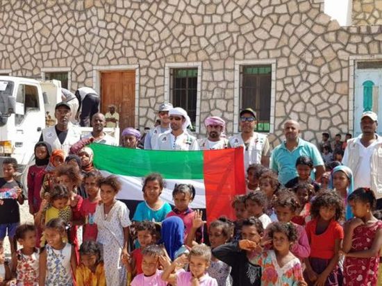 مساعدات "خليفة الإنسانية" تصل شرق سقطرى وإعداد مروحية للوصول للمناطق البعيدة (صور)